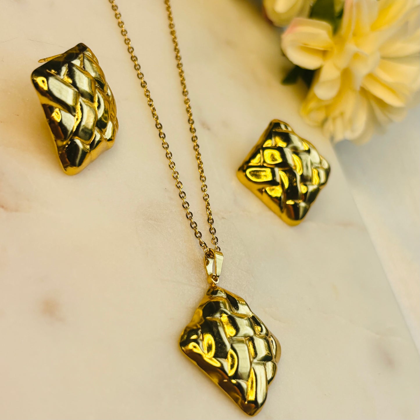 Gold Woven Square Set