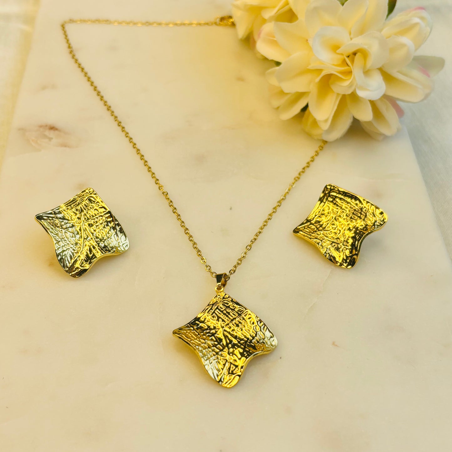 Sculpted Wave Square Set