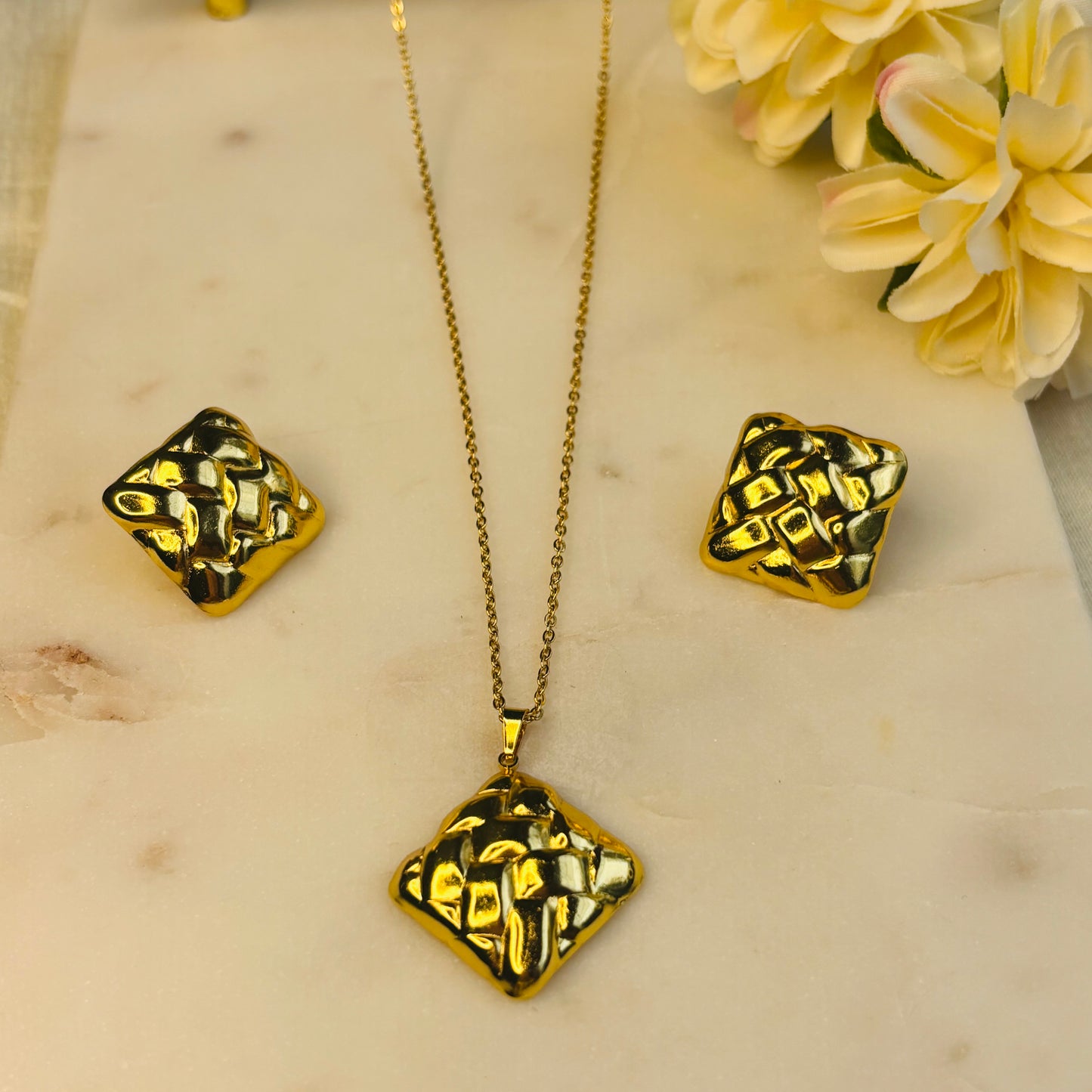 Gold Woven Square Set