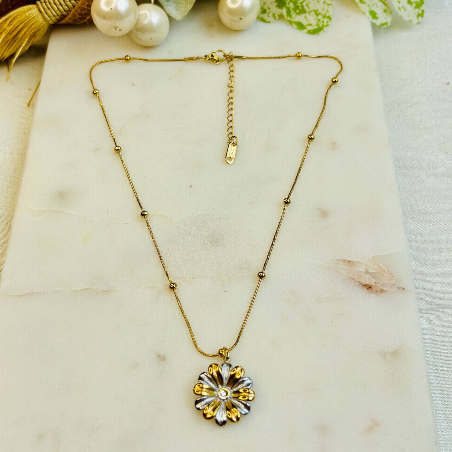 Dual-Tone Flower Necklace