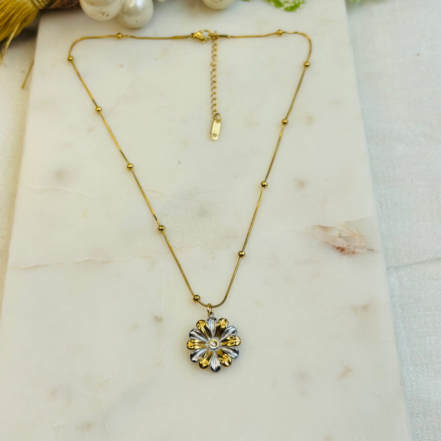 Dual-Tone Flower Necklace